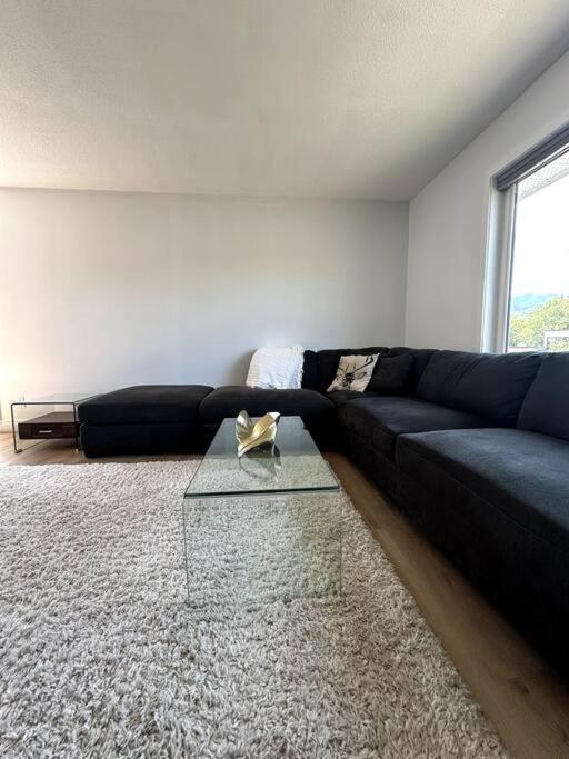 Spacious 5 - Bedroom Oasis in Penticton