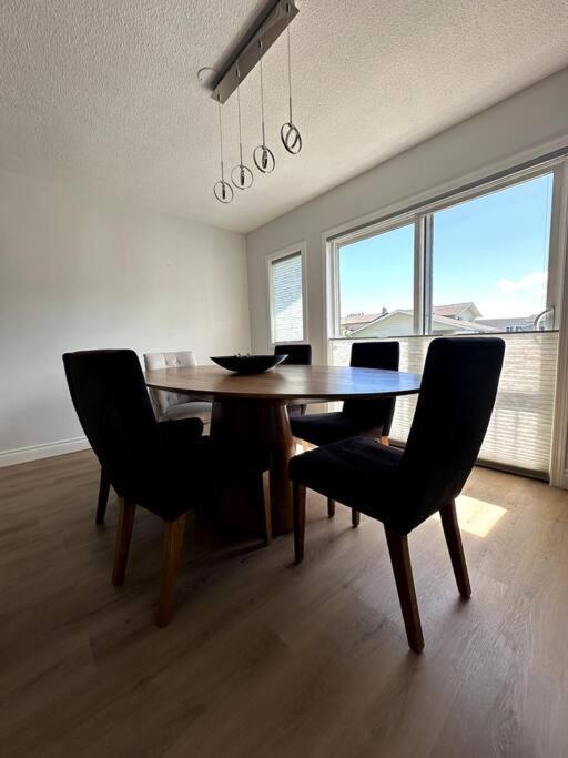 Spacious 5 - Bedroom Oasis in Penticton