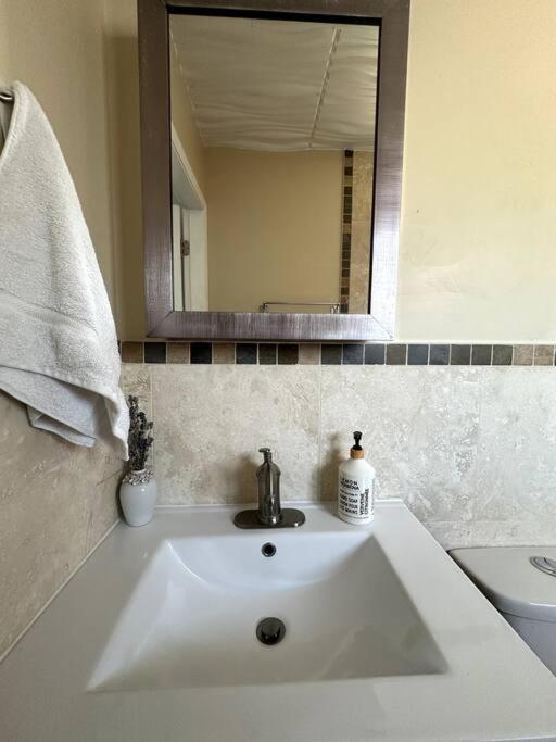 Spacious 5 - Bedroom Oasis in Penticton