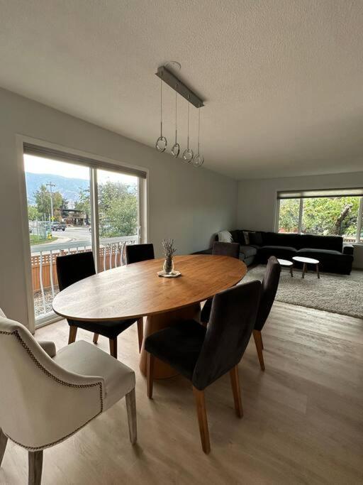 Spacious 5 - Bedroom Oasis in Penticton