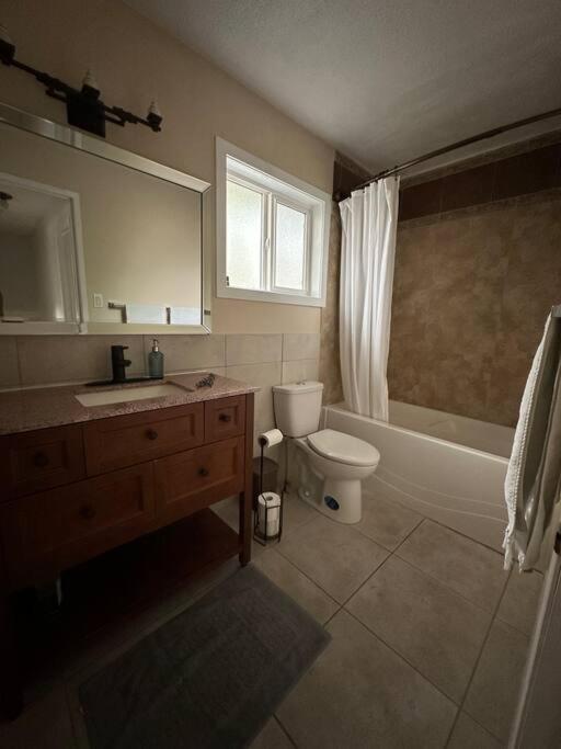Spacious 5 - Bedroom Oasis in Penticton