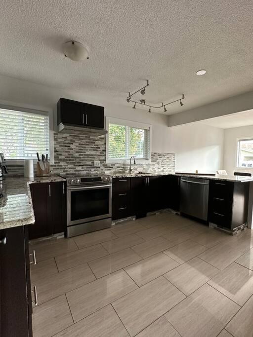 Spacious 5 - Bedroom Oasis in Penticton