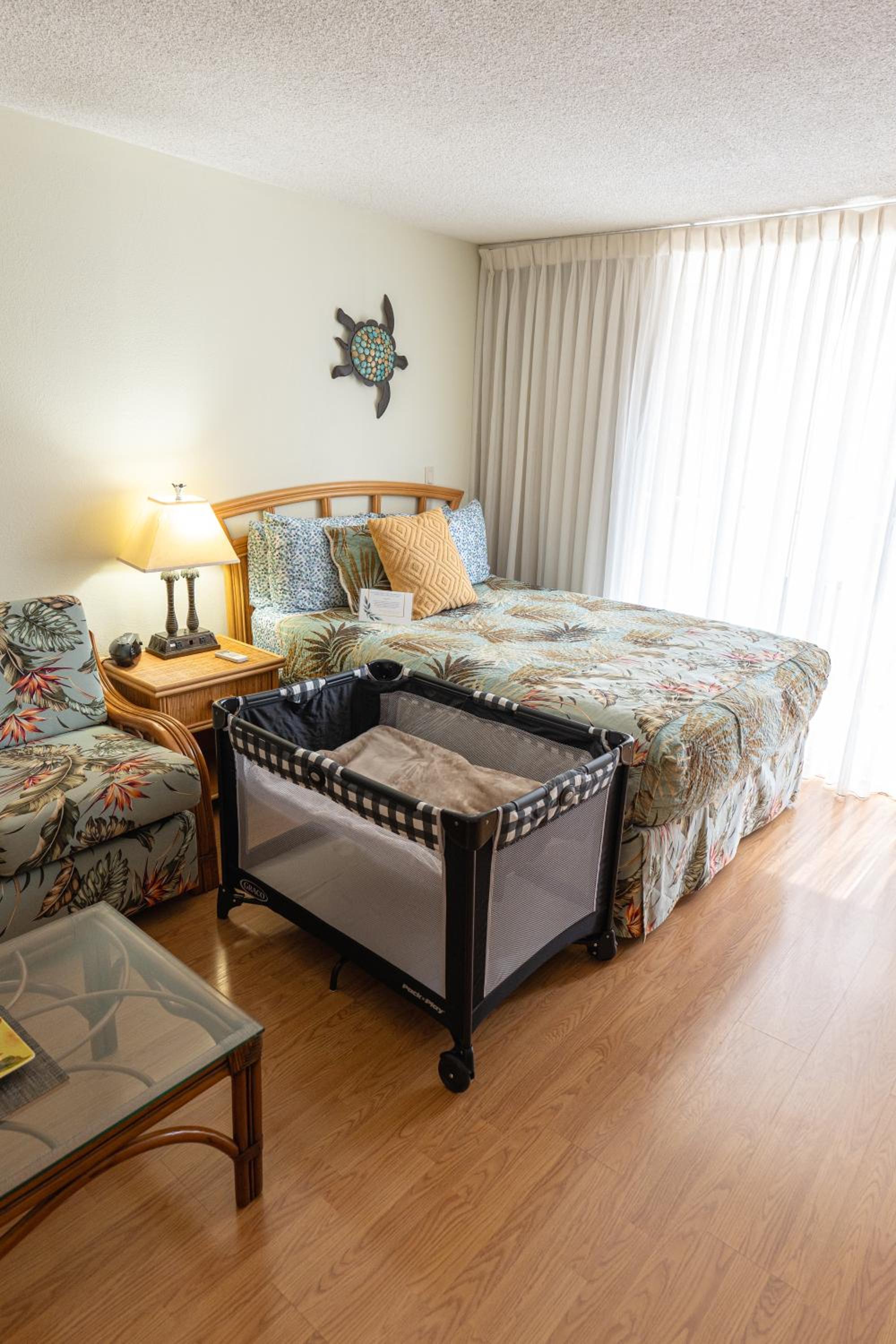 Tropical Studios at Marine Surf Waikiki - FREE PARKING - BEST LOCATION - FULL KITCHEN - SWIMMING POOL