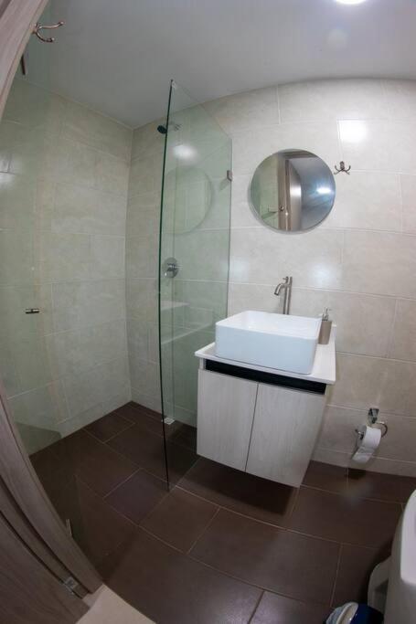Espacioso apartamento con piscina en Laureles 201
