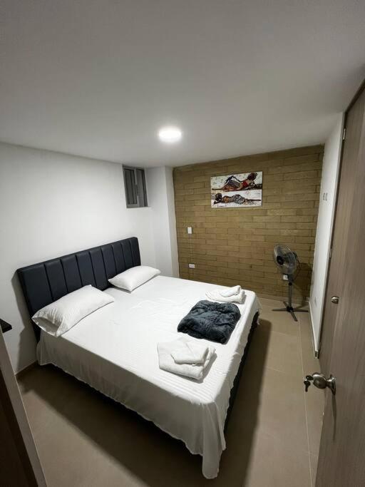 Espacioso apartamento con piscina en Laureles 201
