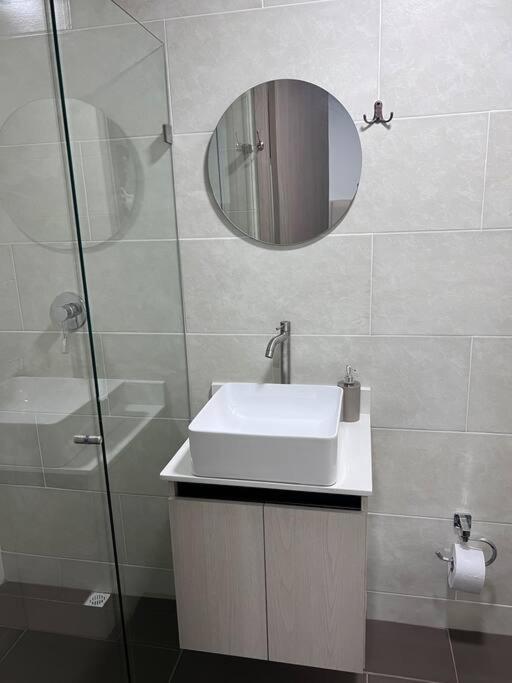 Espacioso apartamento con piscina en Laureles 201