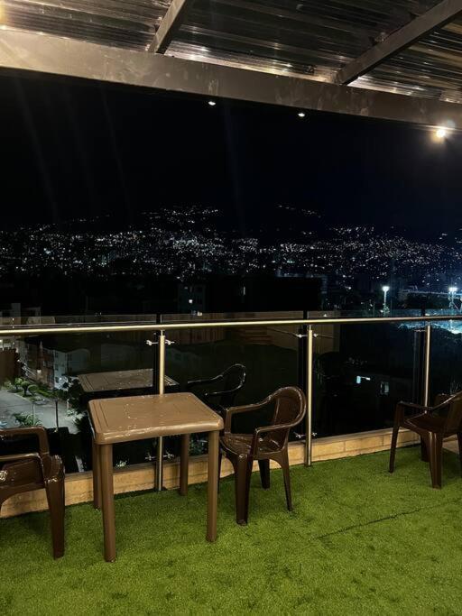 Espacioso apartamento con piscina en Laureles 201