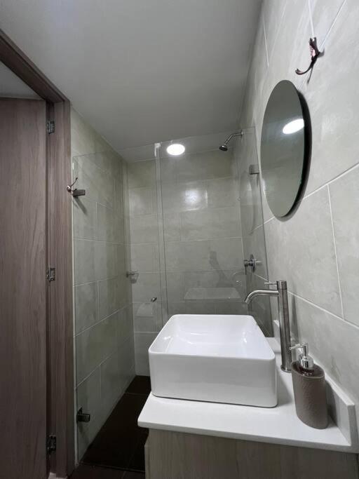 Espacioso apartamento con piscina en Laureles 201