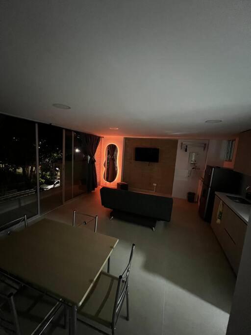 Espacioso apartamento con piscina en Laureles 201