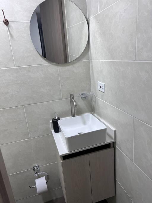 Espacioso apartamento con piscina en Laureles 201