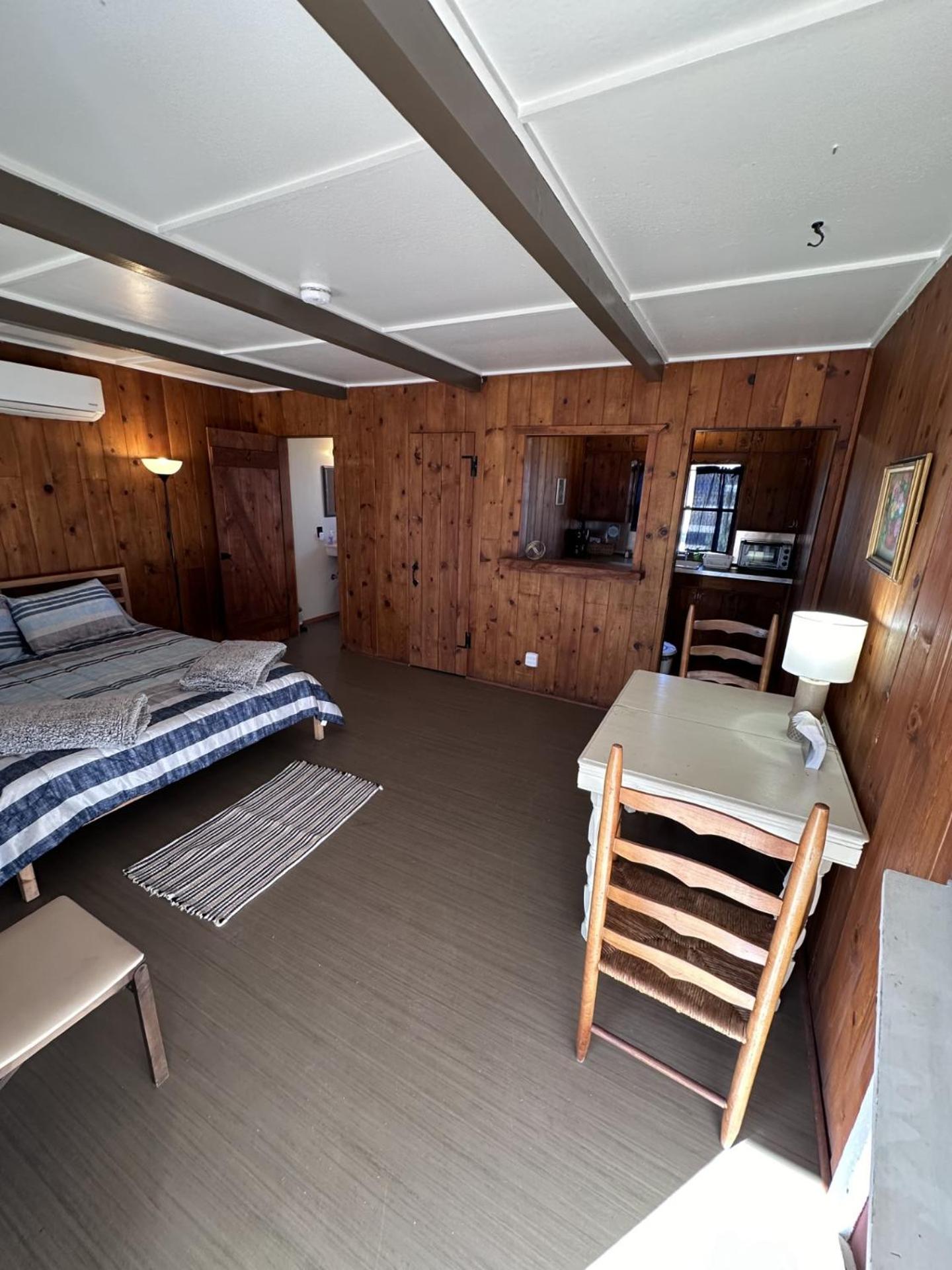 Room 3 - Downtown Joshua Tree Motel - Pet Friendly - Walk to Shops & Visitor Center, Minutes to Park Entrance view 3