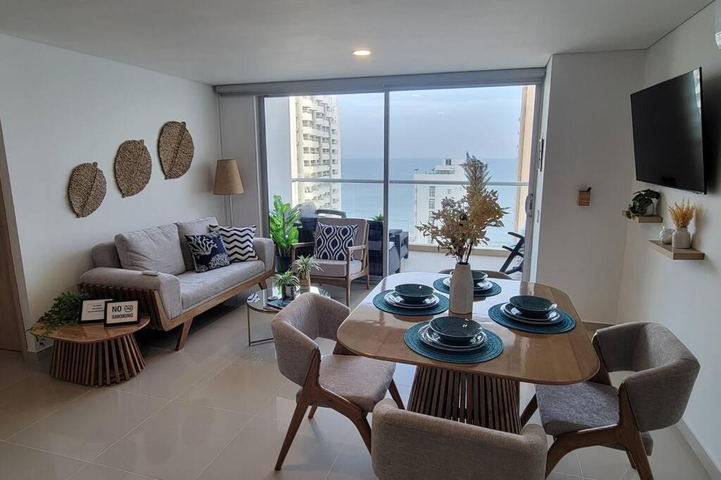 Stunning Infinity Pool, Balcony, steps from Walled City & Marbella Beach