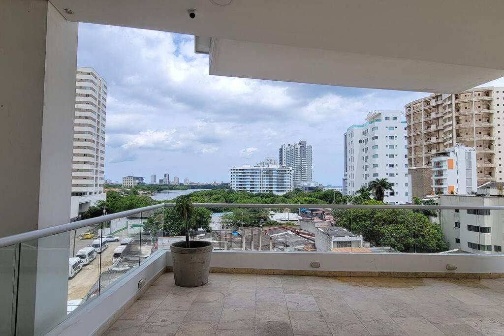 Stunning Infinity Pool, Balcony, steps from Walled City & Marbella Beach
