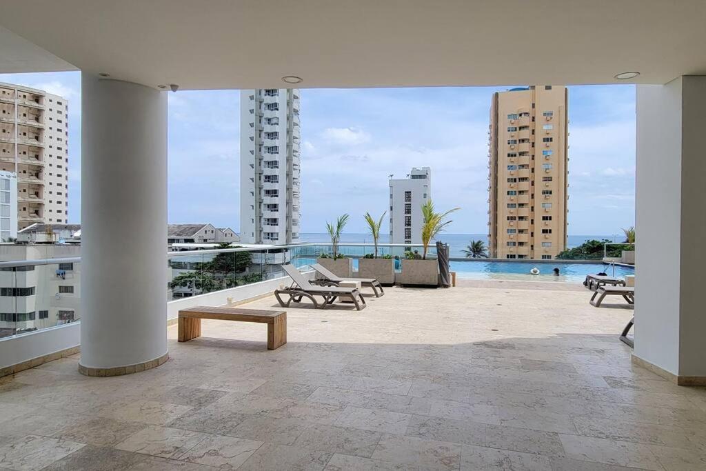 Stunning Infinity Pool, Balcony, steps from Walled City & Marbella Beach
