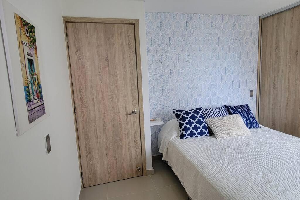 Stunning Infinity Pool, Balcony, steps from Walled City & Marbella Beach