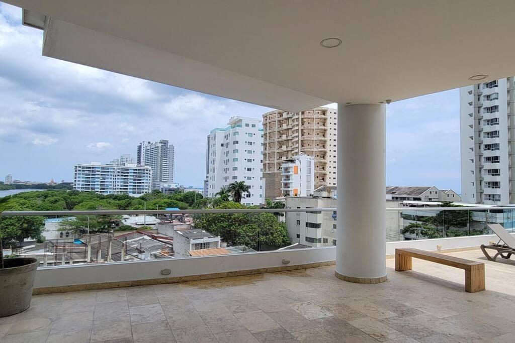 Stunning Infinity Pool, Balcony, steps from Walled City & Marbella Beach