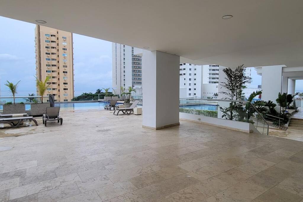 Stunning Infinity Pool, Balcony, steps from Walled City & Marbella Beach