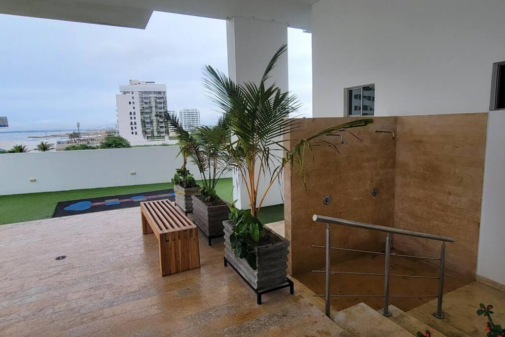 Stunning Infinity Pool, Balcony, steps from Walled City & Marbella Beach