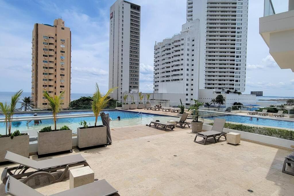 Stunning Infinity Pool, Balcony, steps from Walled City & Marbella Beach
