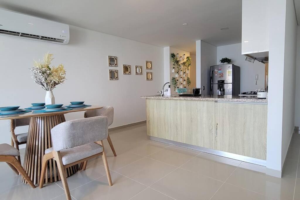 Stunning Infinity Pool, Balcony, steps from Walled City & Marbella Beach