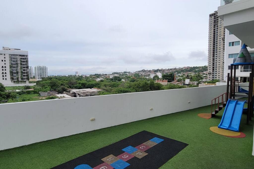 Stunning Infinity Pool, Balcony, steps from Walled City & Marbella Beach