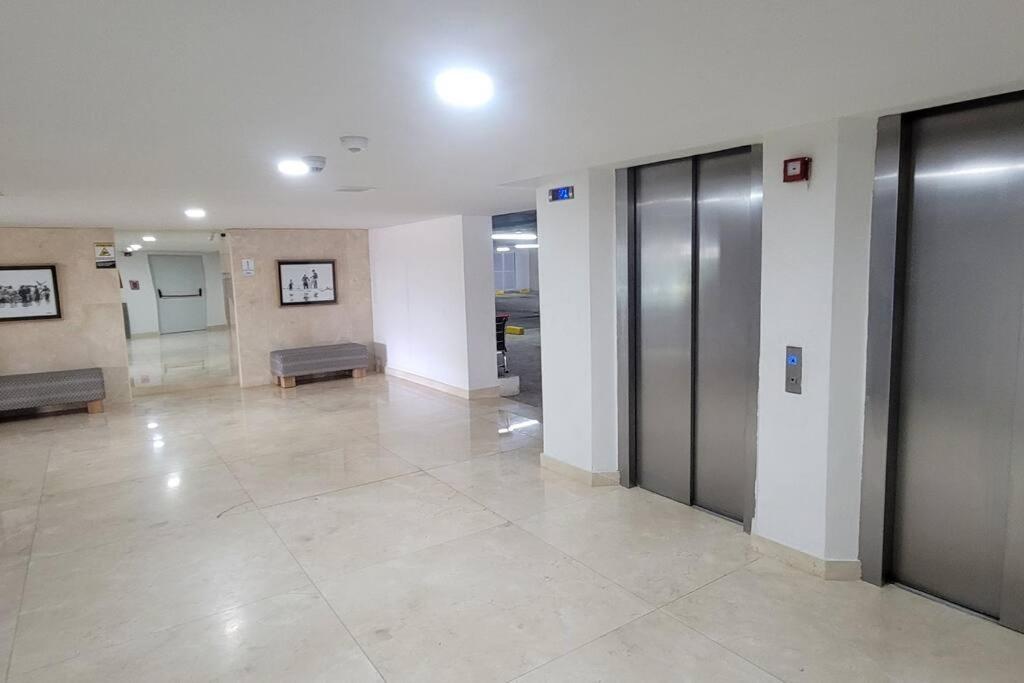 Stunning Infinity Pool, Balcony, steps from Walled City & Marbella Beach