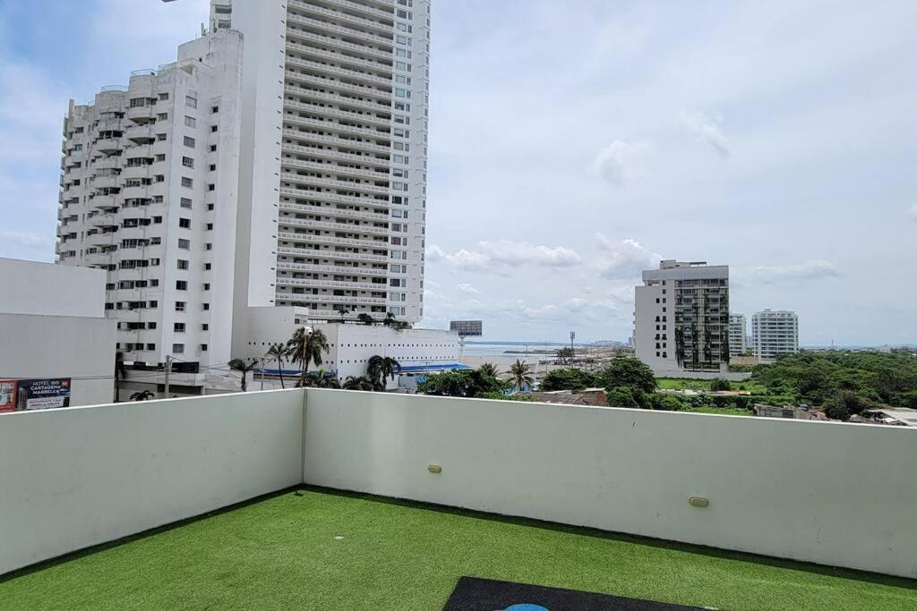Stunning Infinity Pool, Balcony, steps from Walled City & Marbella Beach