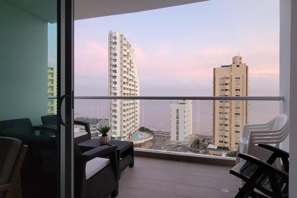 Stunning Infinity Pool, Balcony, steps from Walled City & Marbella Beach