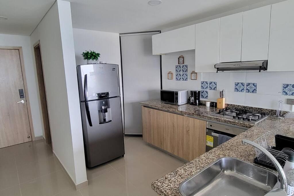 Stunning Infinity Pool, Balcony, steps from Walled City & Marbella Beach