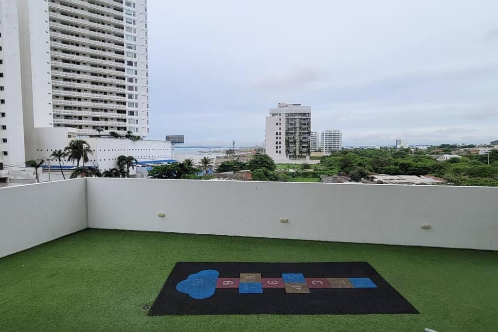 Stunning Infinity Pool, Balcony, steps from Walled City & Marbella Beach