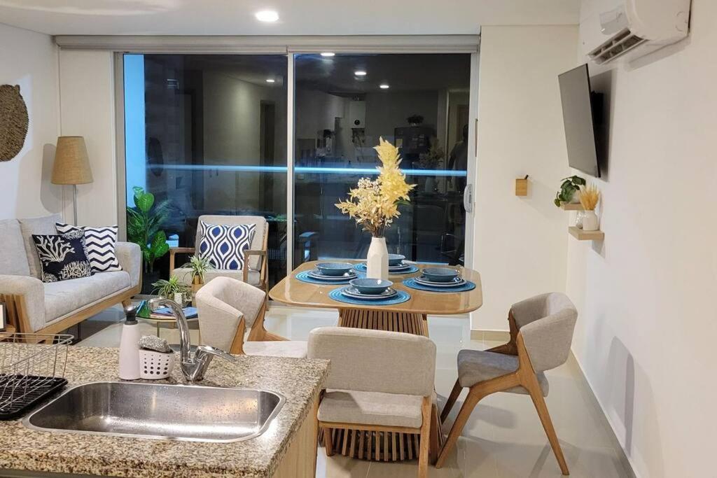 Stunning Infinity Pool, Balcony, steps from Walled City & Marbella Beach