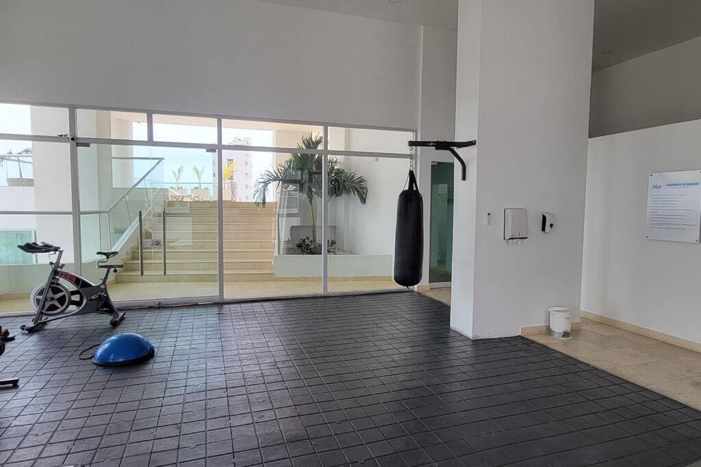 Stunning Infinity Pool, Balcony, steps from Walled City & Marbella Beach