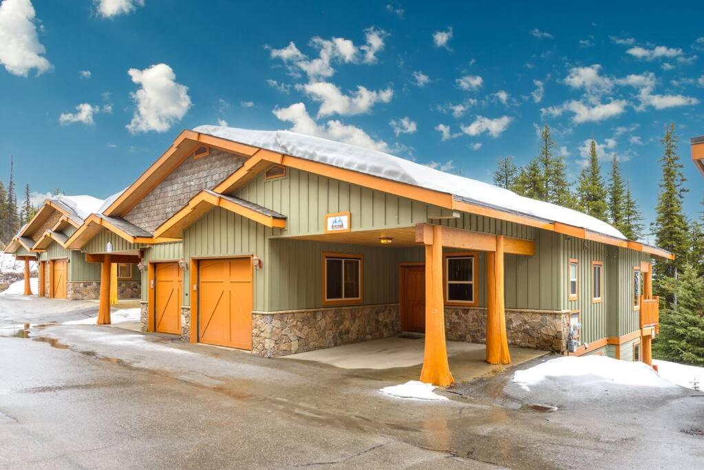 Best Ski-in out 3 Bdrm Chalet, with Hot Tub
