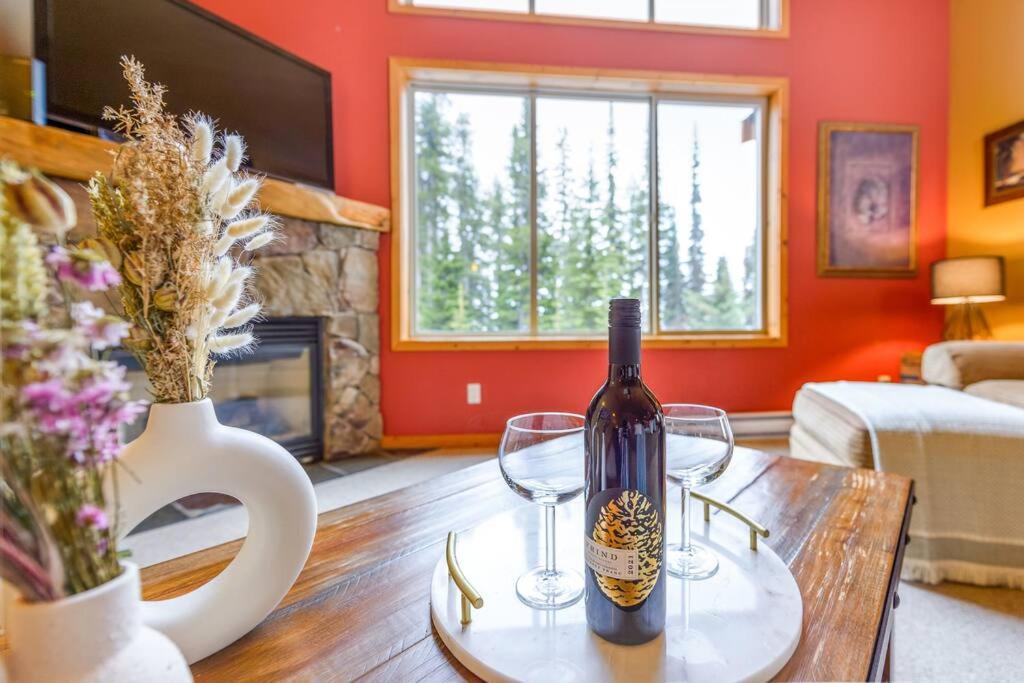 Best Ski-in out 3 Bdrm Chalet, with Hot Tub