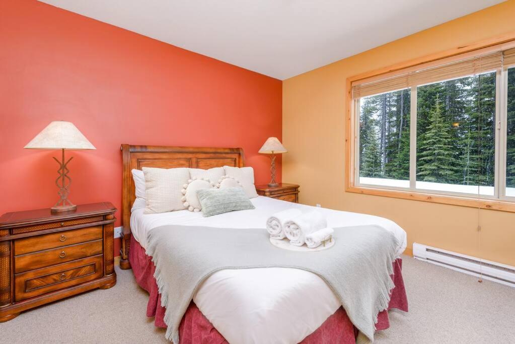 Best Ski-in out 3 Bdrm Chalet, with Hot Tub