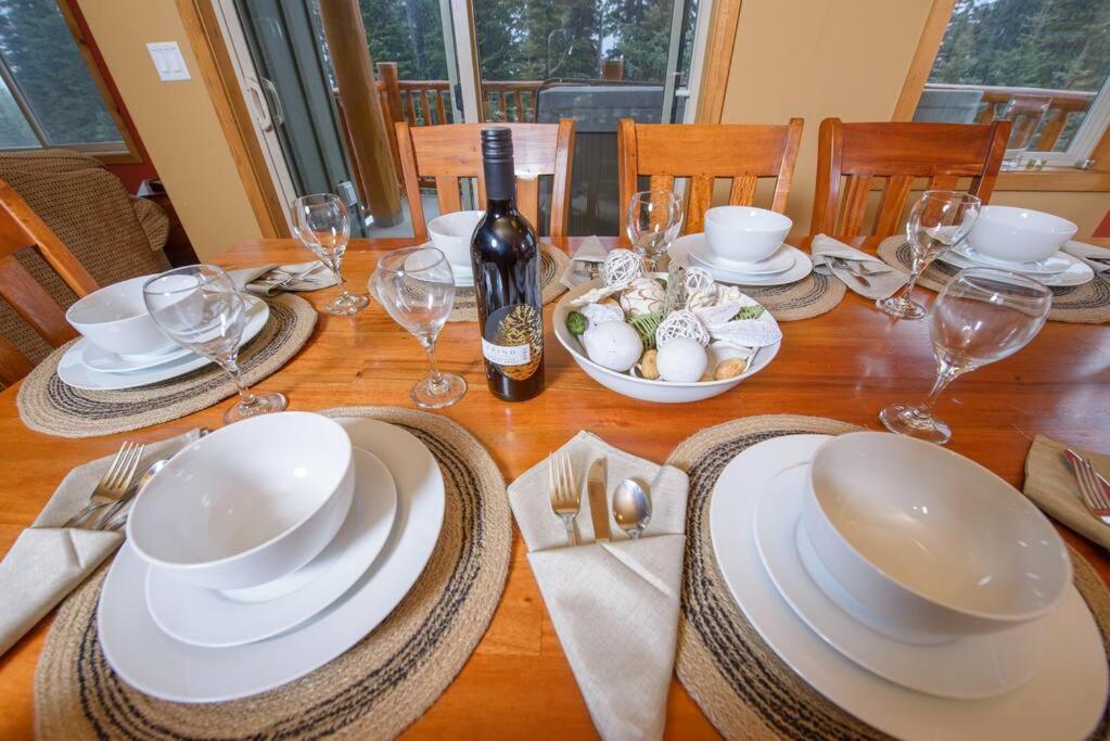 Best Ski-in out 3 Bdrm Chalet, with Hot Tub