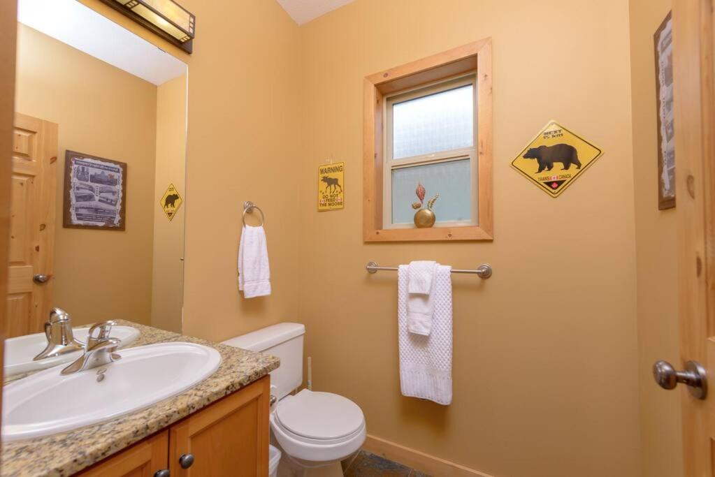Best Ski-in out 3 Bdrm Chalet, with Hot Tub