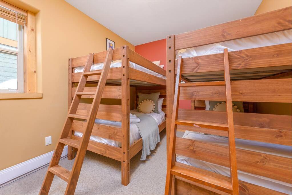 Best Ski-in out 3 Bdrm Chalet, with Hot Tub