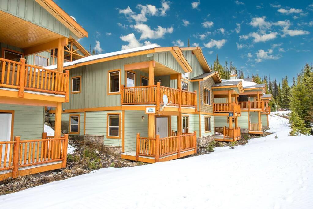 Best Ski-in out 3 Bdrm Chalet, with Hot Tub