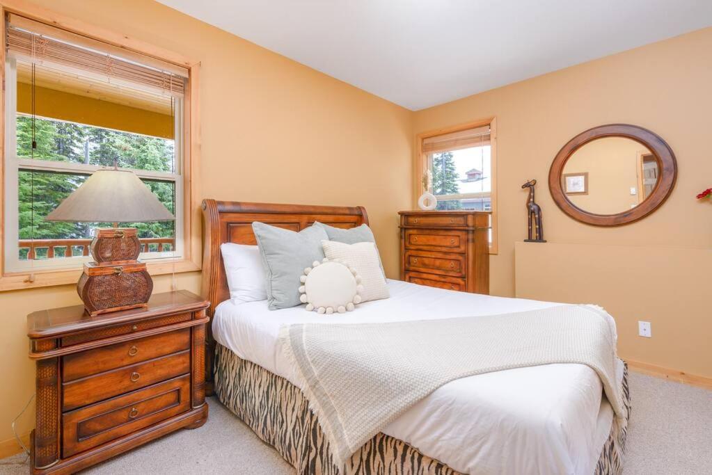Best Ski-in out 3 Bdrm Chalet, with Hot Tub