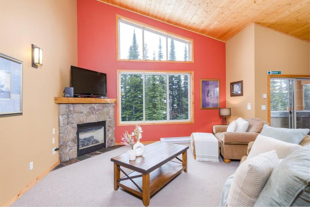 Best Ski-in out 3 Bdrm Chalet, with Hot Tub