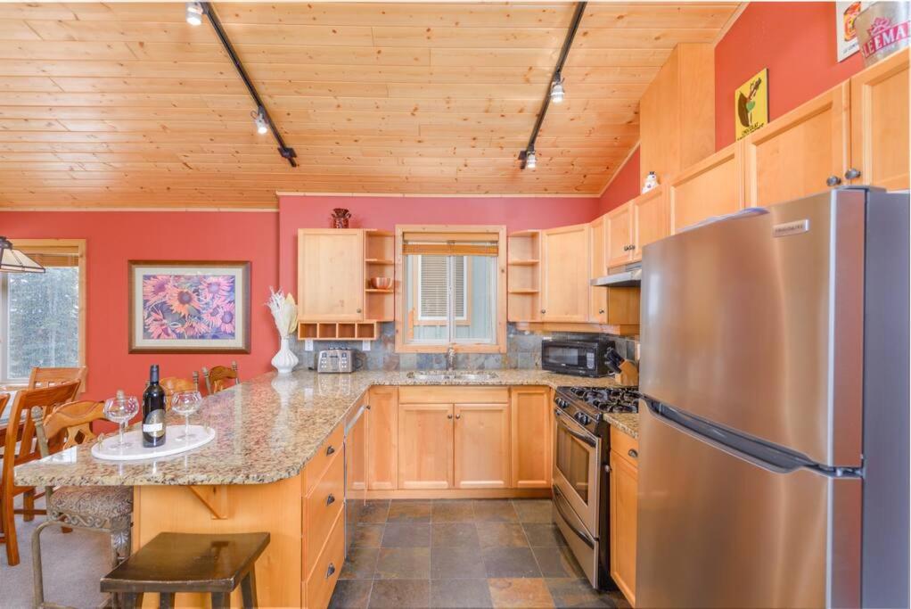 Best Ski-in out 3 Bdrm Chalet, with Hot Tub