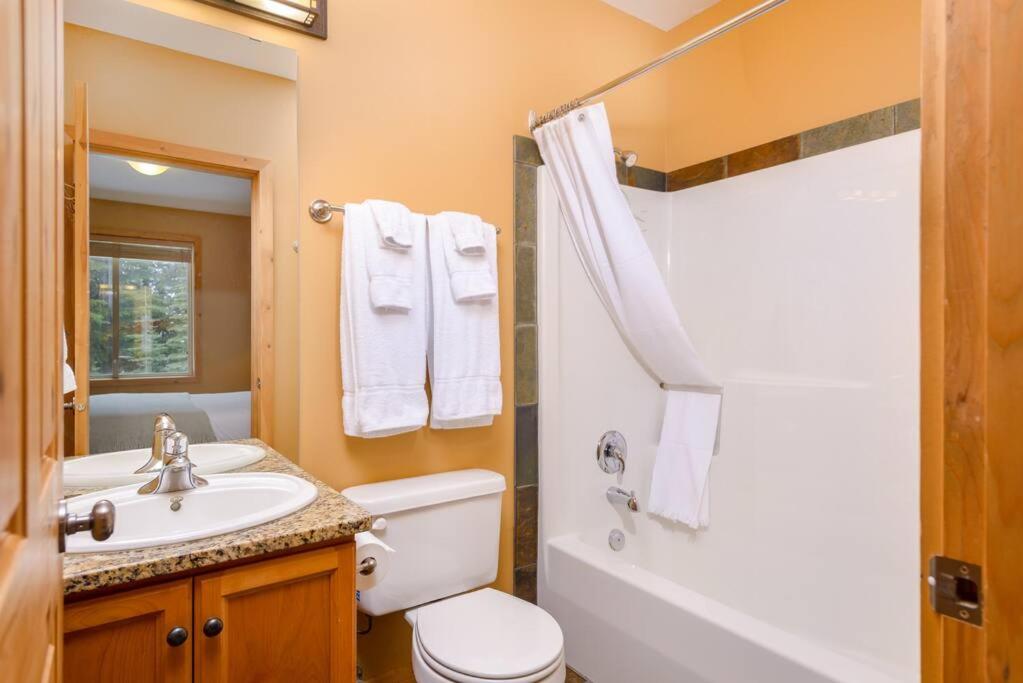 Best Ski-in out 3 Bdrm Chalet, with Hot Tub