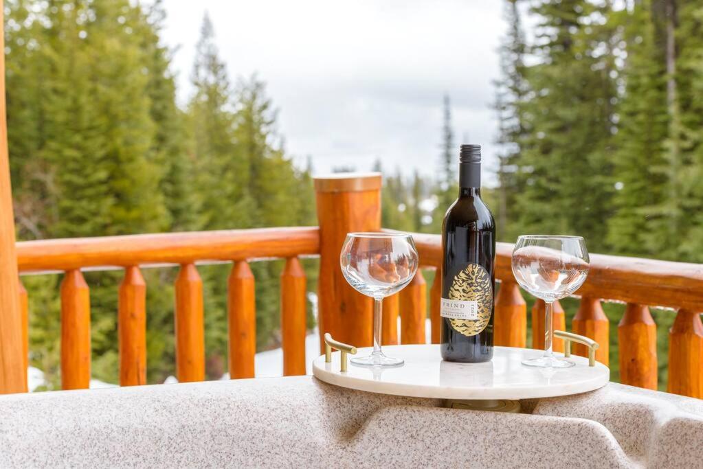 Best Ski-in out 3 Bdrm Chalet, with Hot Tub