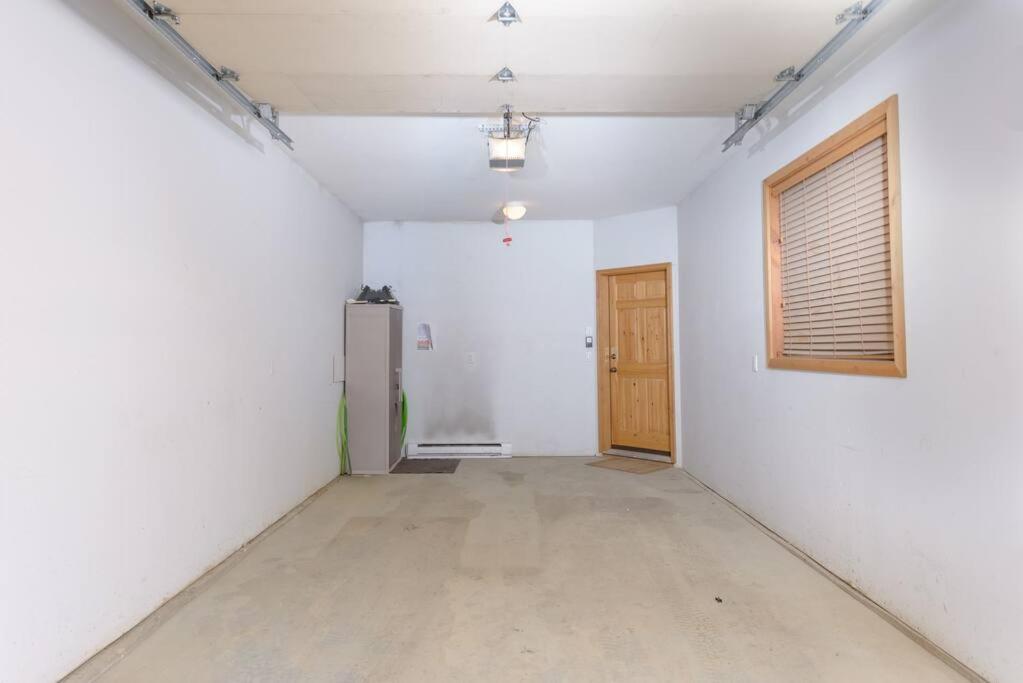 Best Ski-in out 3 Bdrm Chalet, with Hot Tub