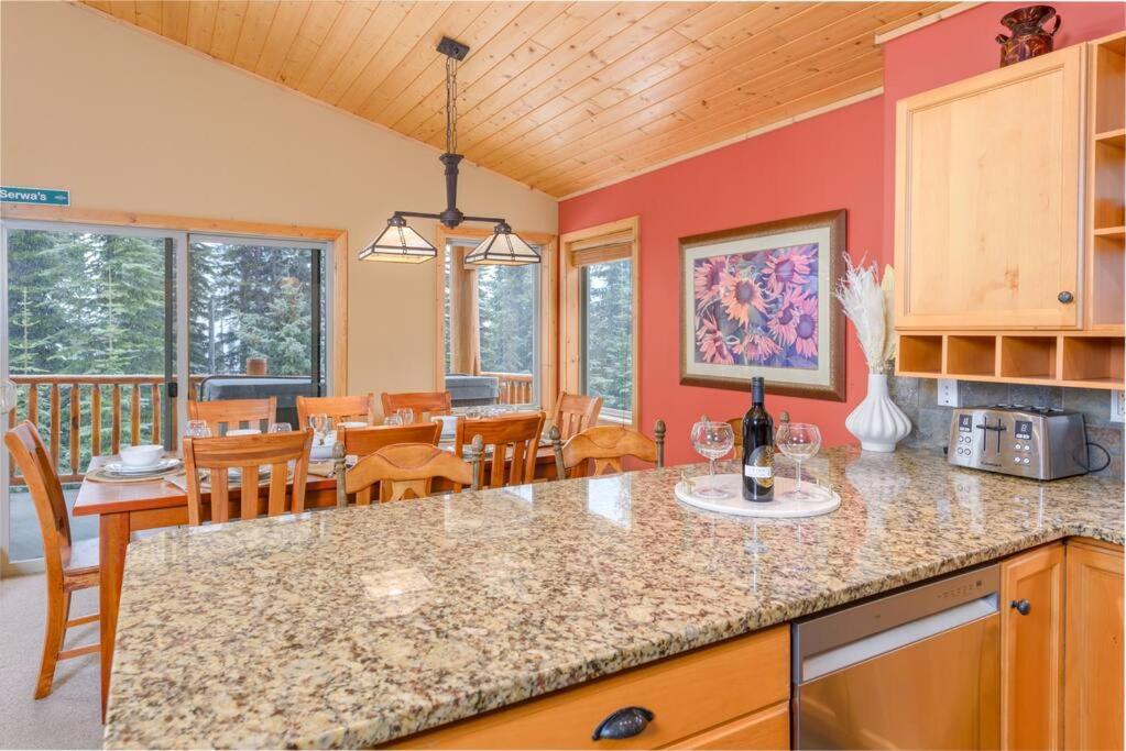 Best Ski-in out 3 Bdrm Chalet, with Hot Tub