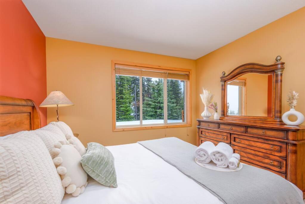Best Ski-in out 3 Bdrm Chalet, with Hot Tub