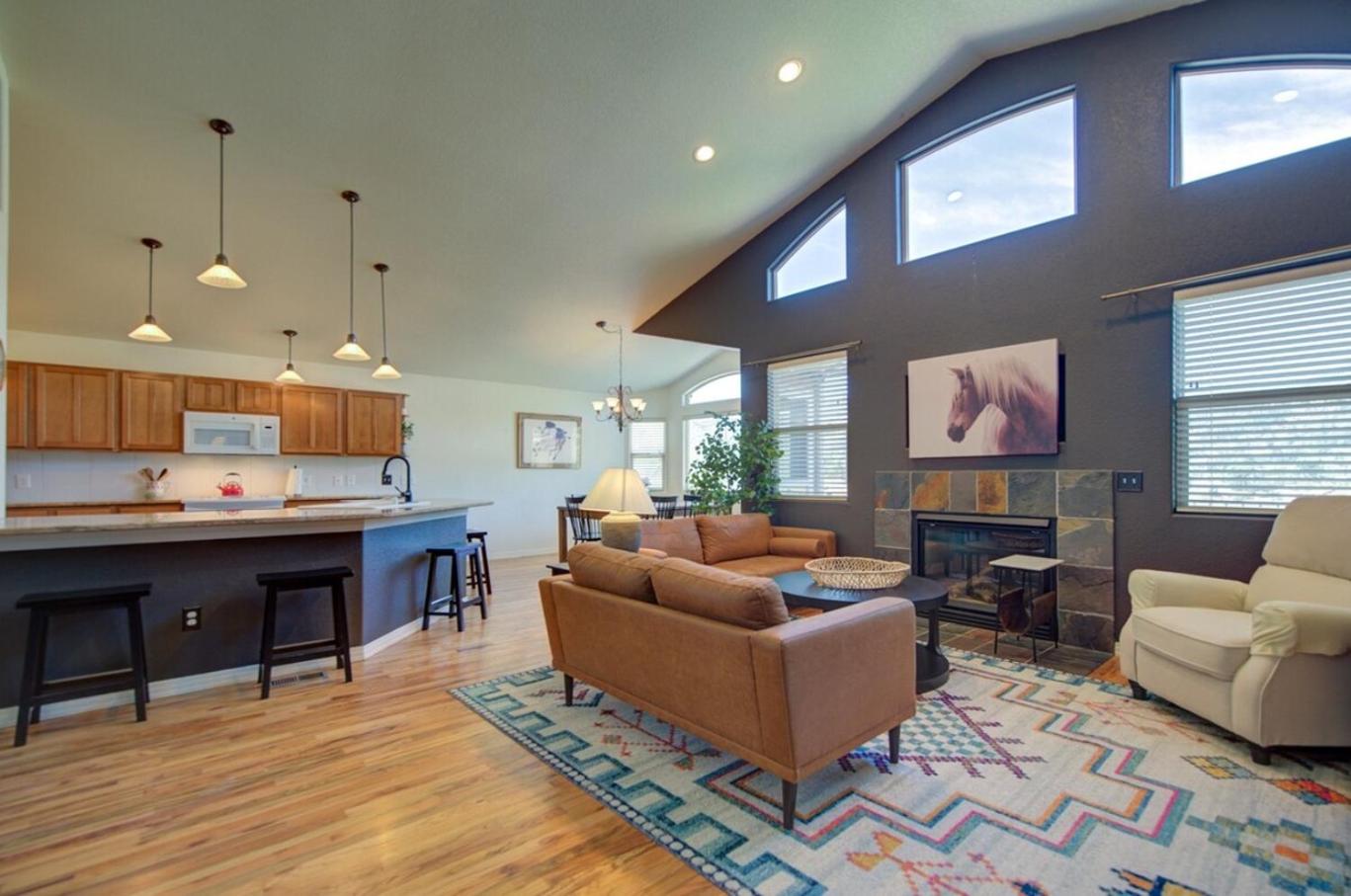 Picturesque Pueblo at Palmer Lake Sleeps 14 view 2