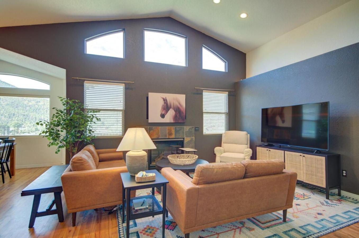 Picturesque Pueblo at Palmer Lake Sleeps 14 view 3