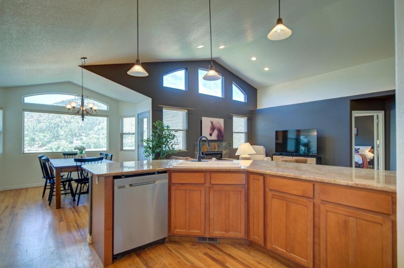 Picturesque Pueblo at Palmer Lake Sleeps 14 view 4